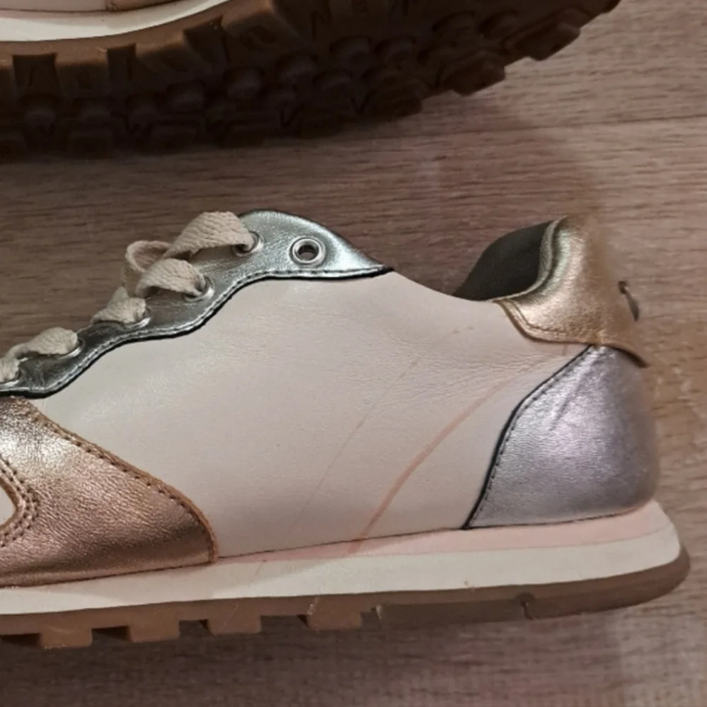 COACH Wave Patchwork Runner Beige Rose Silver Gold Wave Stripes Women's Size 8.5